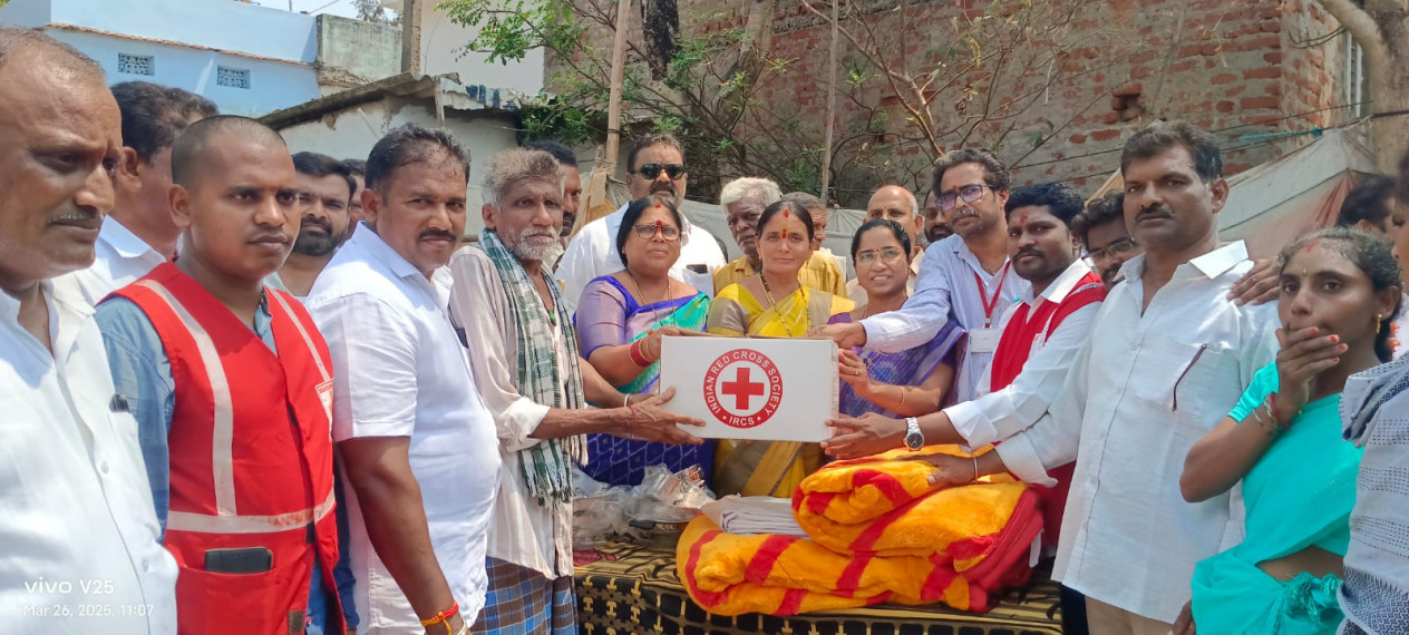 అగ్ని ప్రమాద బాధితులకు రెడ్ క్రాస్ సహాయం పంపిణీ