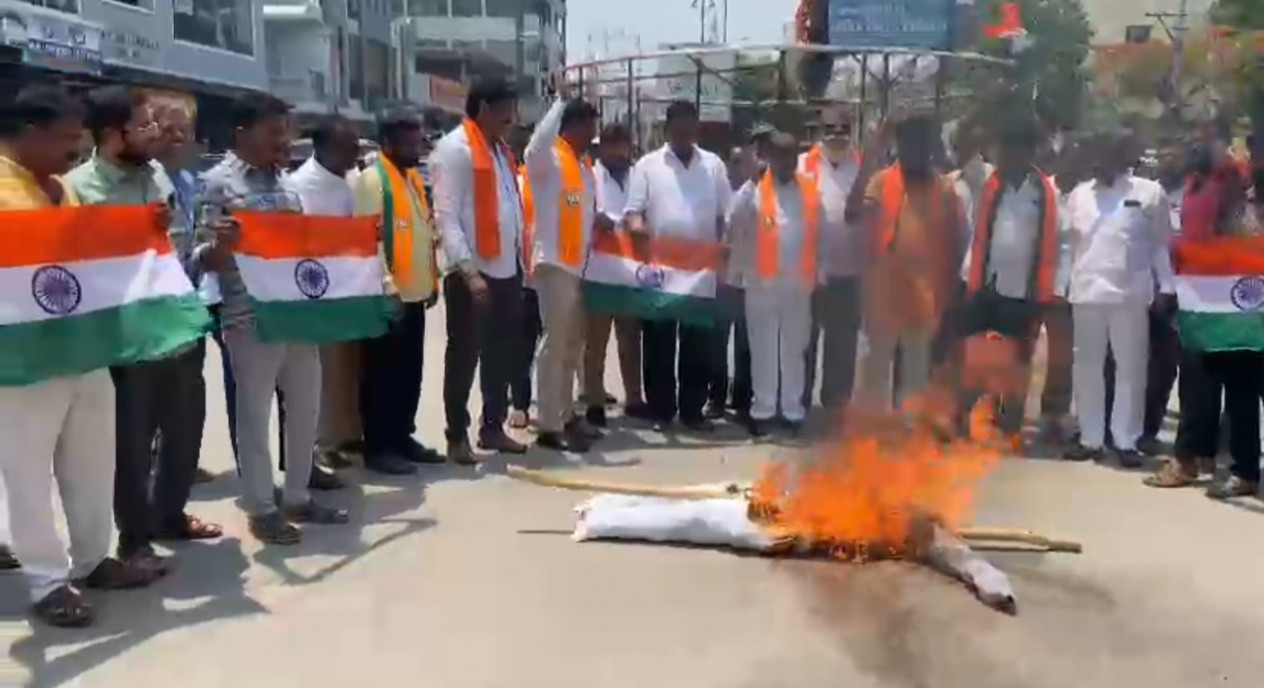 బడంగిపేటలో బీజేపీ నేతల ఆందోళన.. దిష్టిబొమ్మ దగ్ధం