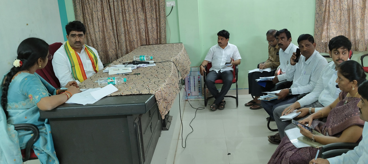 అధికారులతో శ్రీకాకుళం ఎమ్మెల్యే రివ్యూ మీటింగ్