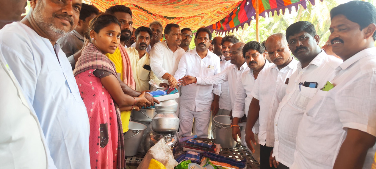 అగ్నిప్రమాదం బాధితులకు అండగా టిడిపి ఇంచార్జ్ కర్రోతు బంగార్రాజు