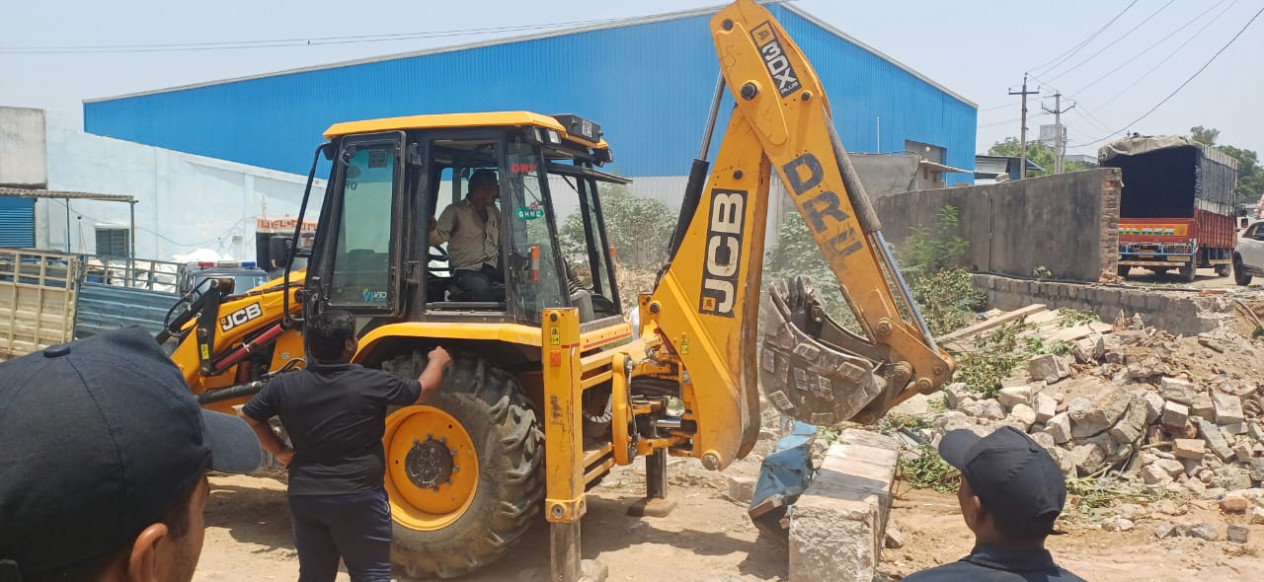 రోడ్డుకు అడ్డంగా ప్రహరీ నిర్మాణం.. నేలమట్టం చేసిన హైడ్రా