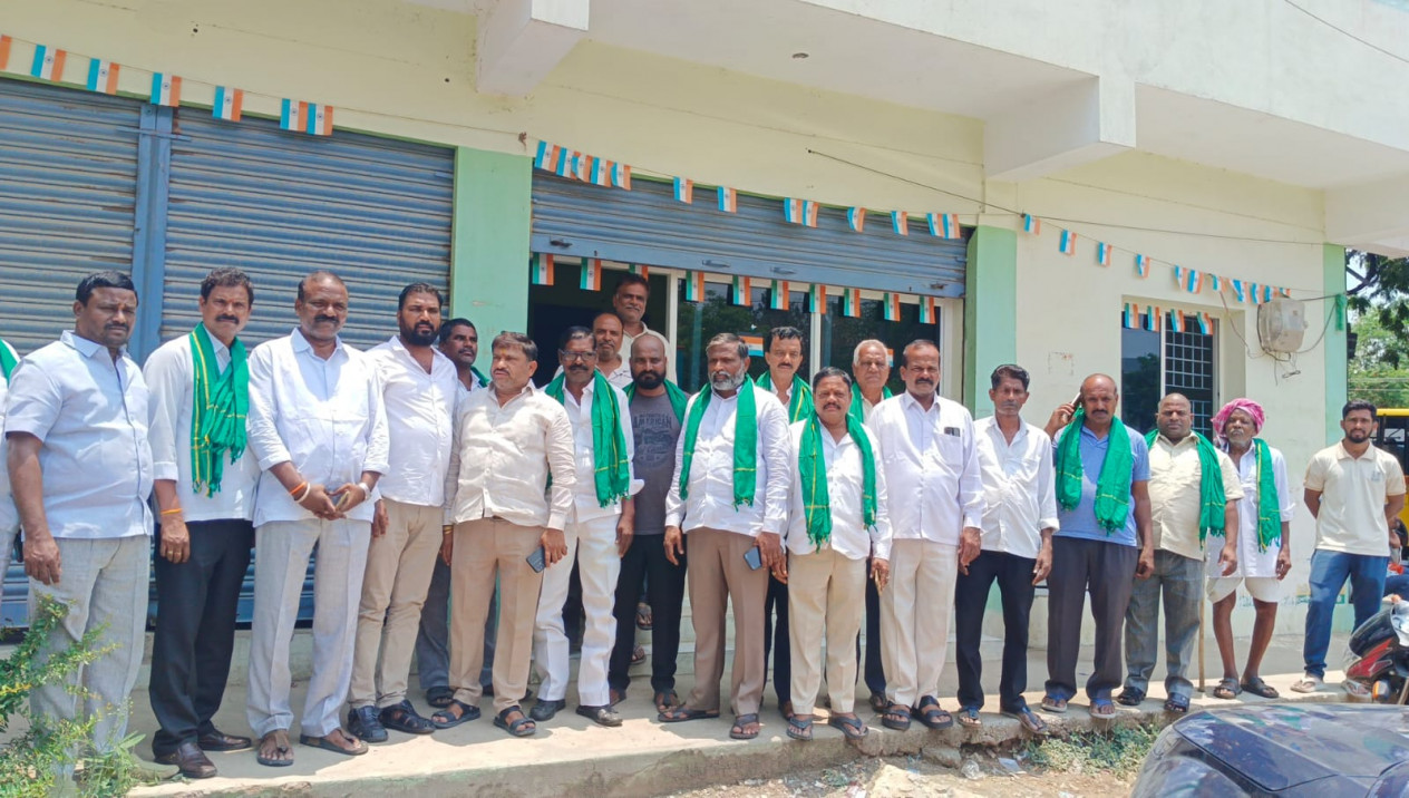 మేడ్చల్ సొసైటీ కేంద్రం వద్ద రైతుల ఆందోళన