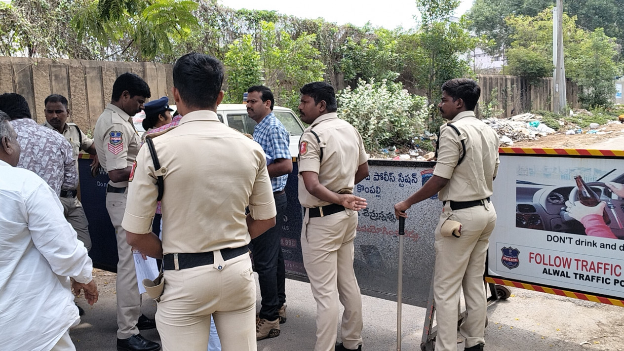 వివాదాస్పద భూమిలో సర్వే చేస్తున్న రెవెన్యూ అధికారులు