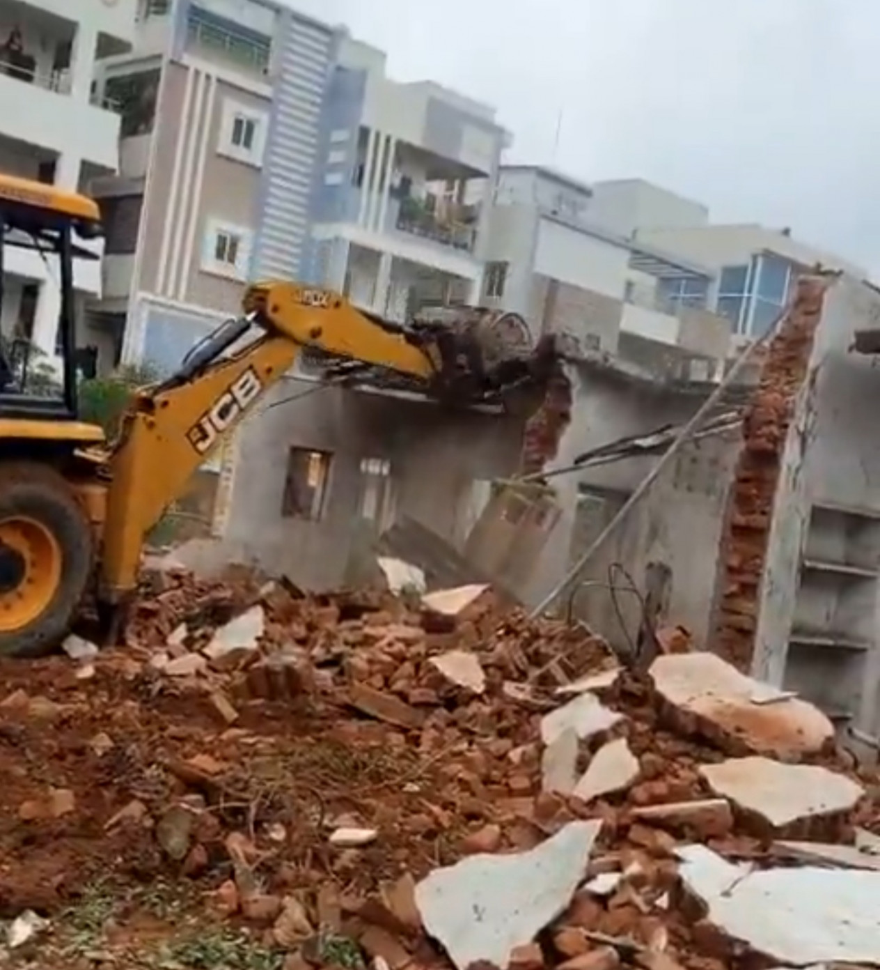 కొండాపూర్ లో హైడ్రా కూల్చివేతలు..