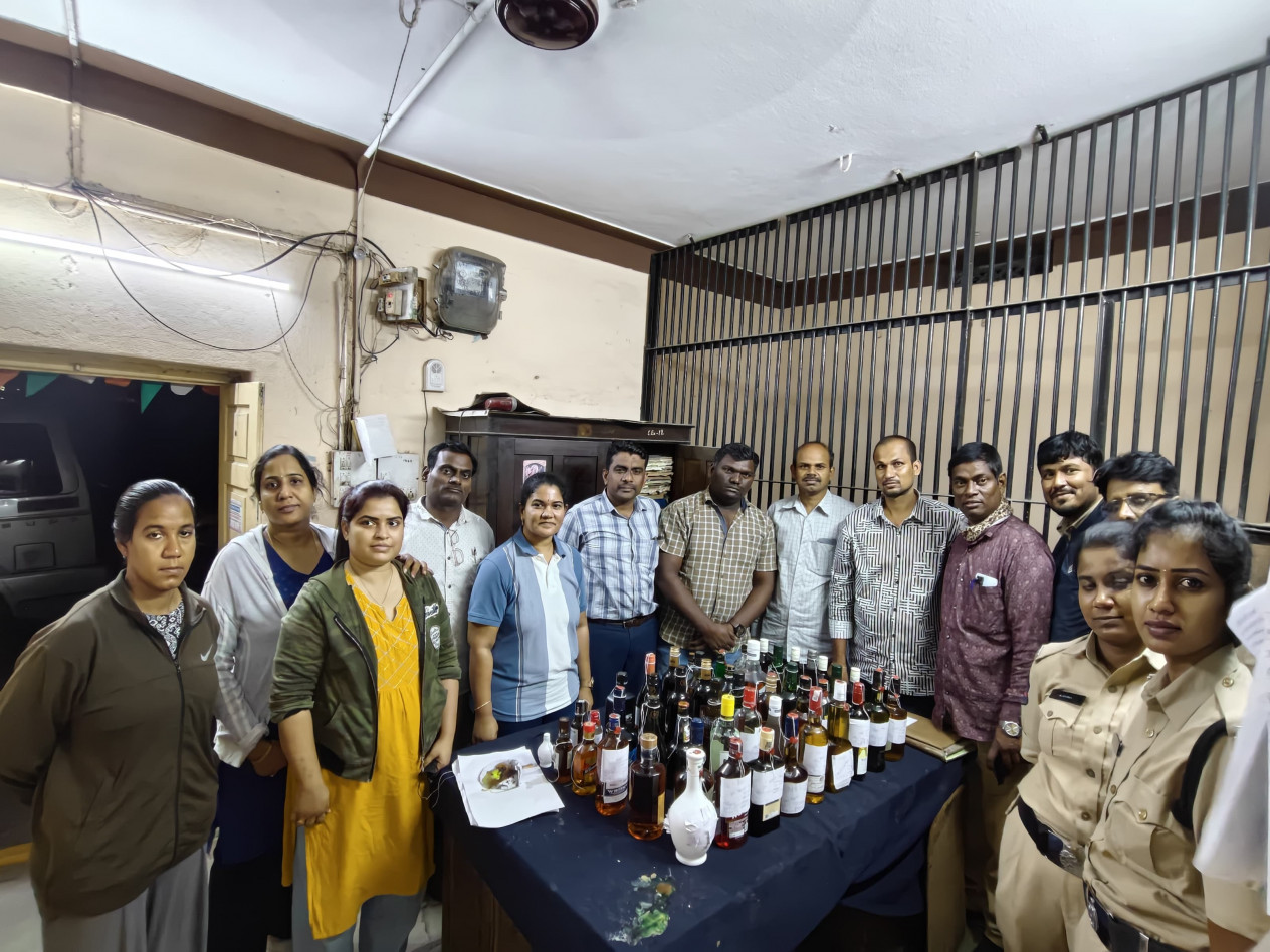 వాస్కోడిగామా రైల్ లో సోదాలు.. భారీగా మద్యం బాటిళ్ల స్వాధీనం..