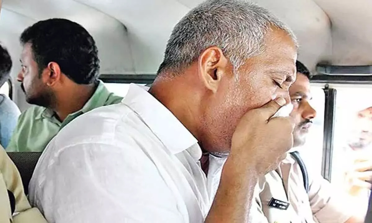 vallabhaneni-vamsi-suffers-sudden-illness-while-in-police-station_b_2405251158