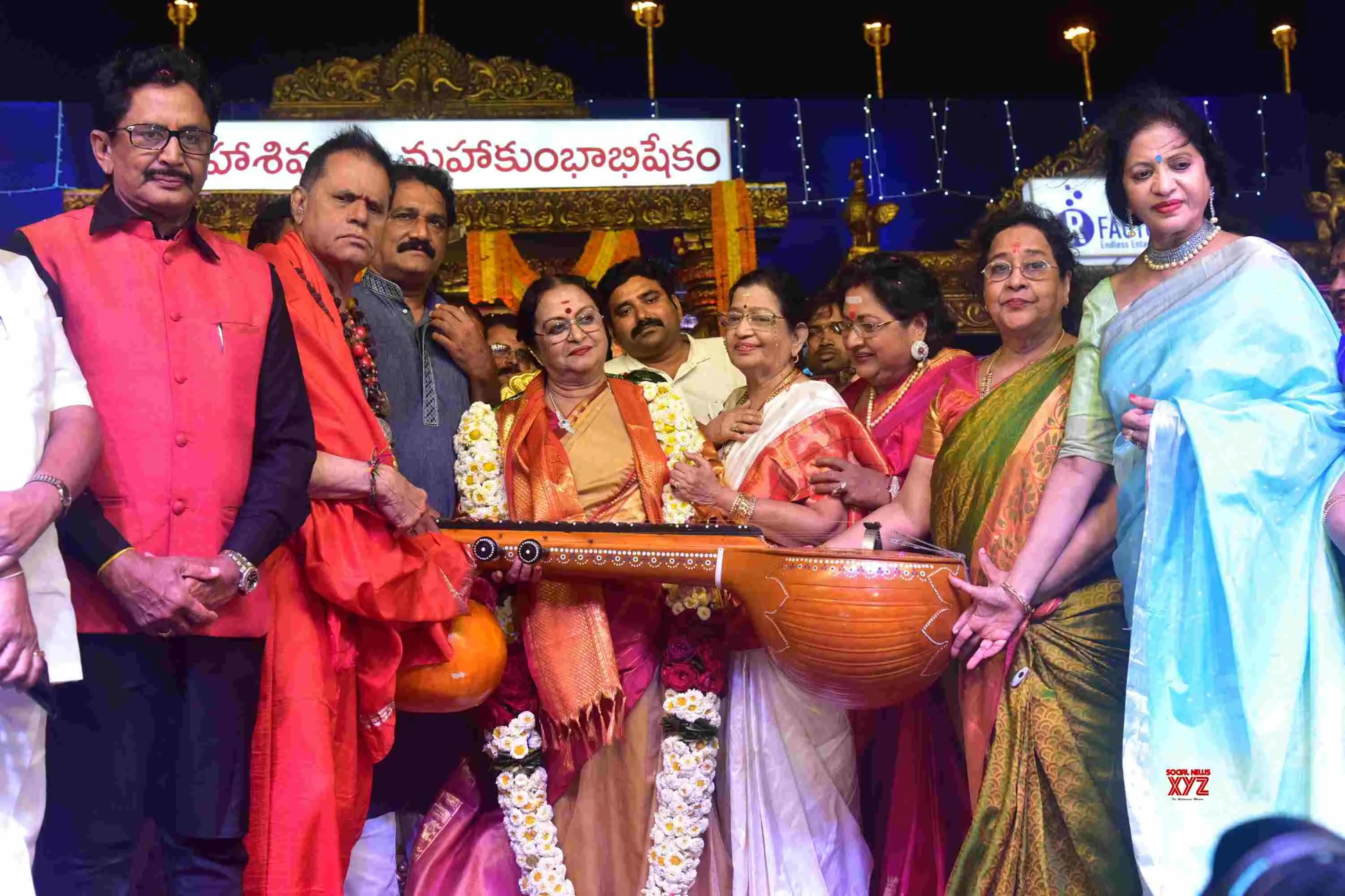 T-Subbarami-Reddy-Honours-B-Saroja-Devi-With-Viswanata-Samragni-HD-Gallery-11
