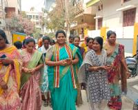 ​ఓటు అడగడమే కాదు.. ఊడ్చి చూపిస్తున్నారు: