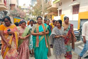 ​ఓటు అడగడమే కాదు.. ఊడ్చి చూపిస్తున్నారు: