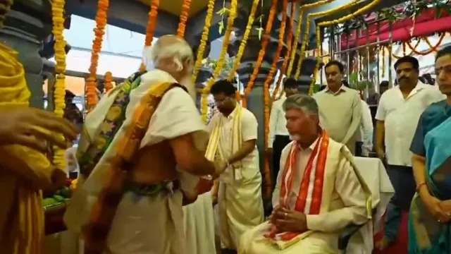 దుర్గమ్మకు పట్టువస్త్రాలు సమర్పించిన సీఎం