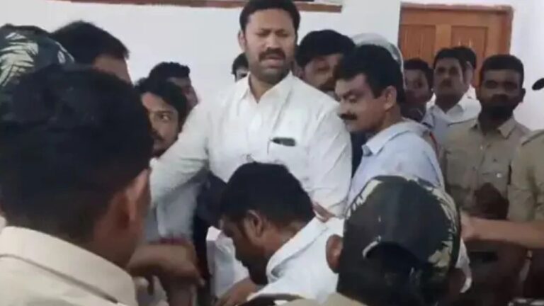 వైసీపీ నేతలు పోలీసుల అదుపులో